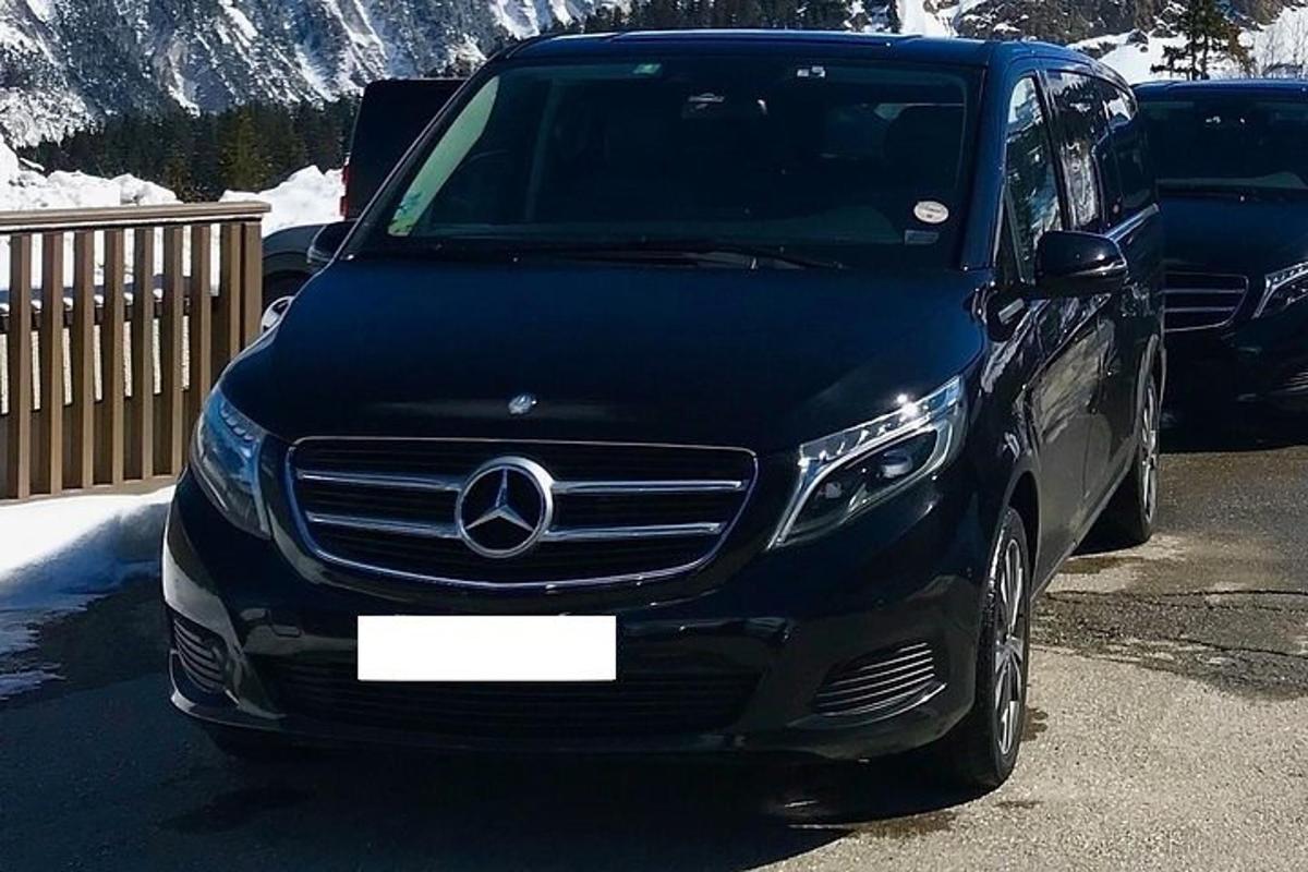 o mașină neagră parcată într-o parcare