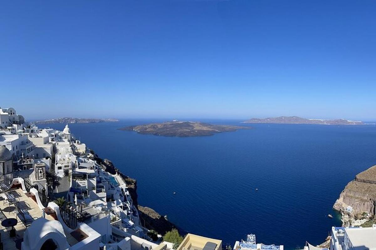 μια θέα σε μια ομάδα λευκών κτιρίων και ένα υδάτινο σώμα