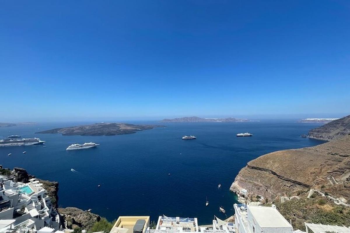 μια θέα ενός μεγάλου υδάτινου σώματος με βάρκες μέσα σε αυτό