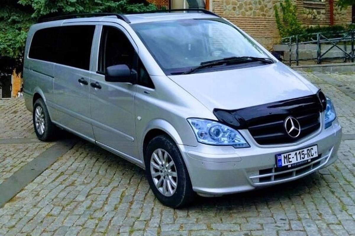srebrn kombi parkiran na opečnati ulici