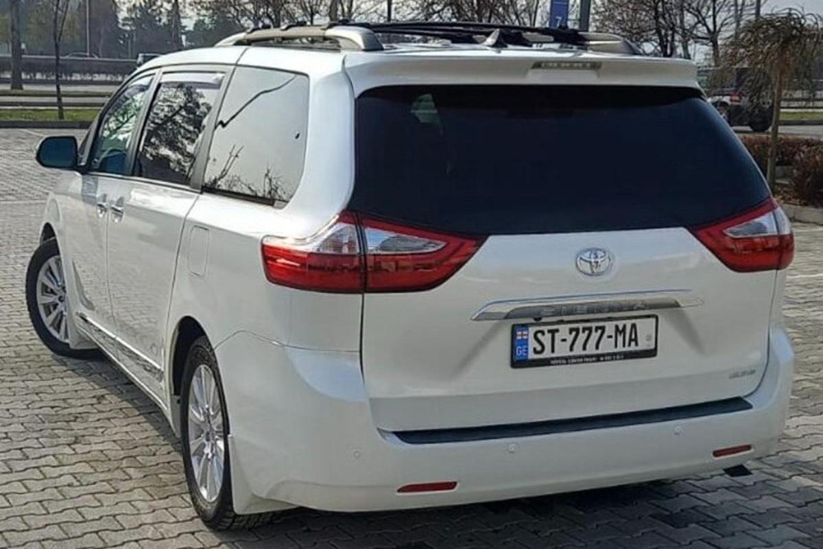 bela toyota parkirana na parkirišču