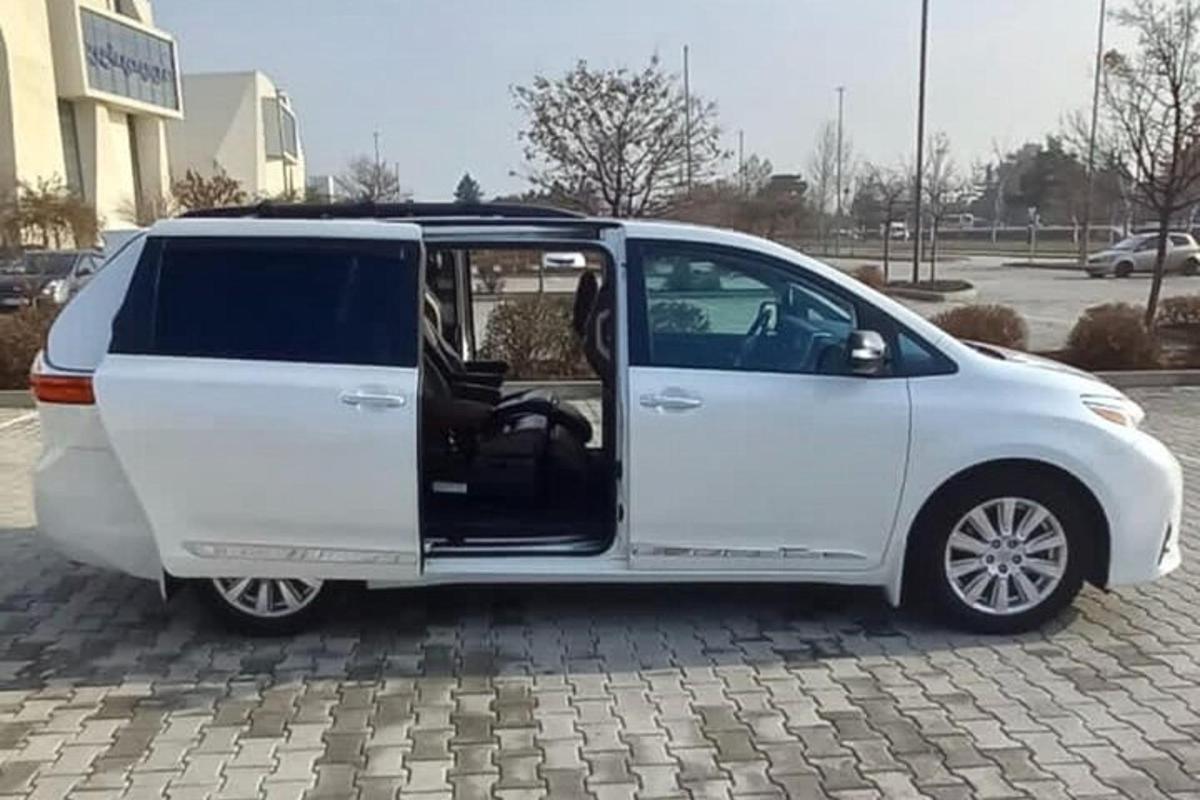 un furgone bianco con la portiera aperta in un parcheggio