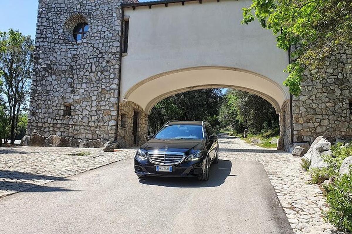 must auto pargitud kivivõlvi alla