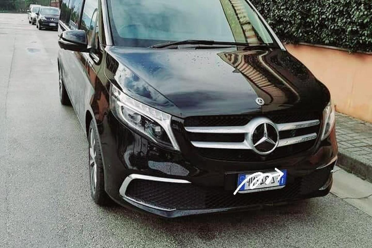 must auto pargitud tänava äärde