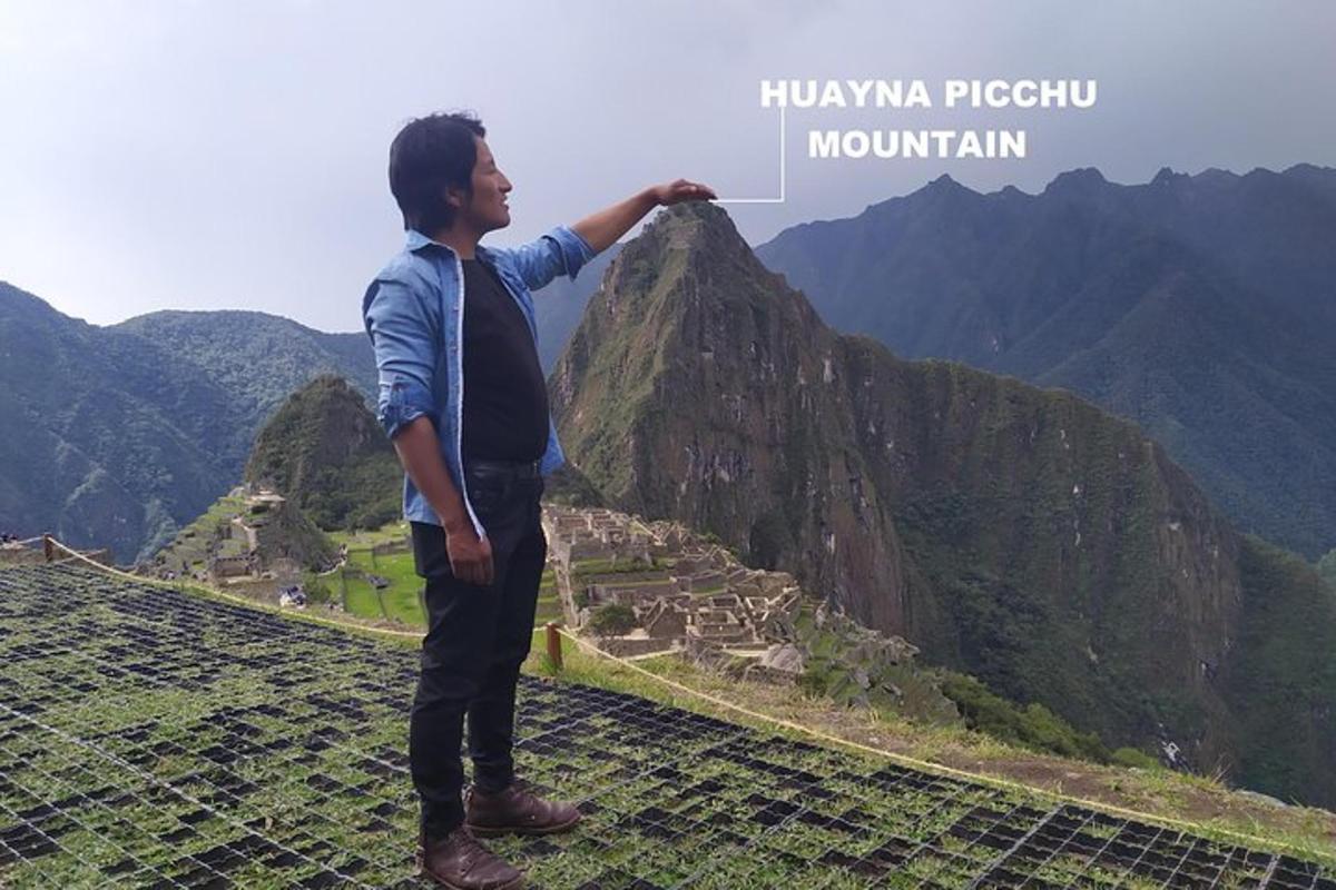 um homem parado no topo de uma montanha