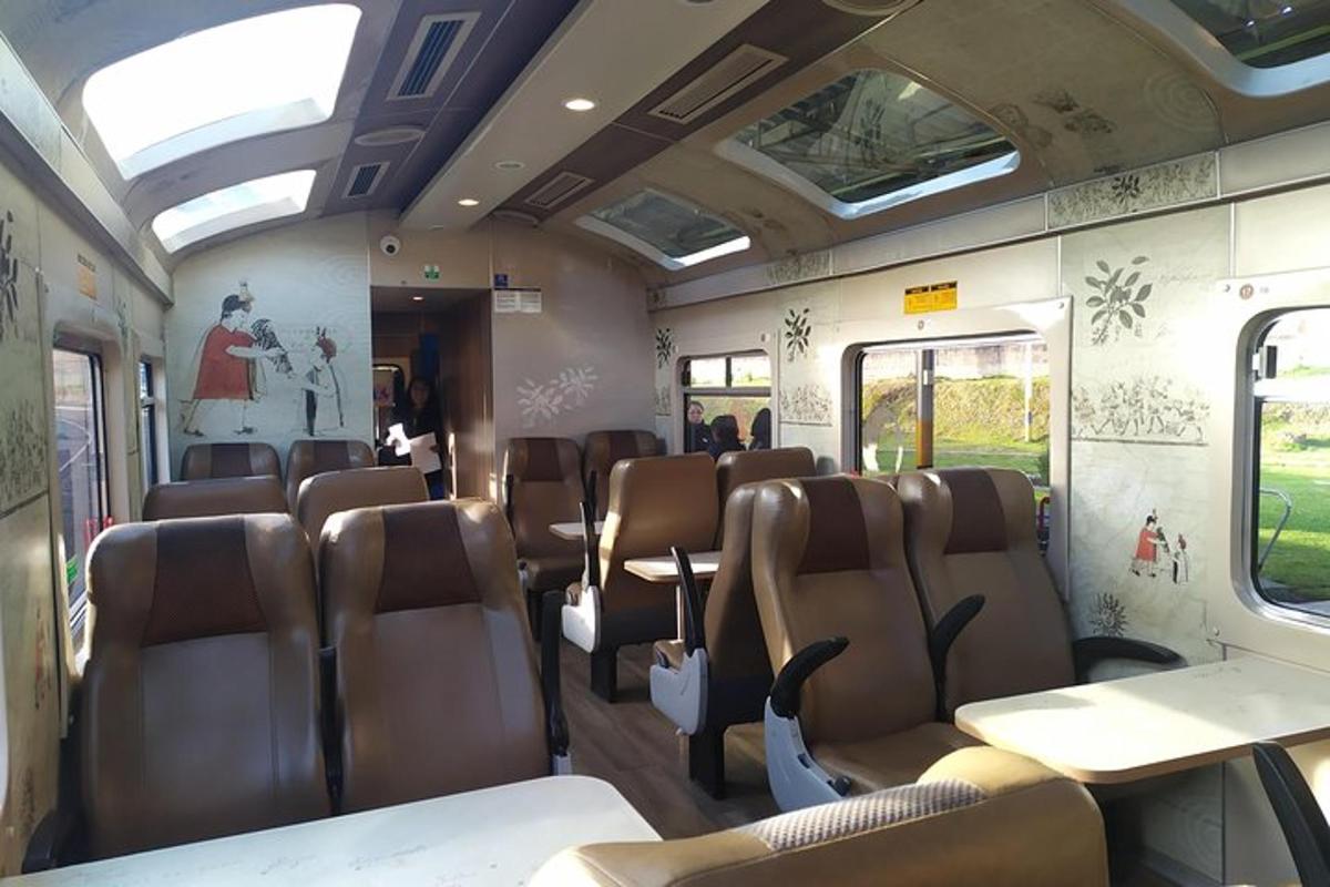sebuah kereta api kosong dengan tempat duduk dan tingkap berwarna coklat