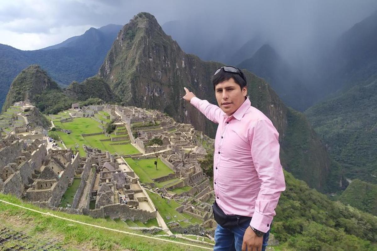 um homem em pé diante de uma vista de uma cidade