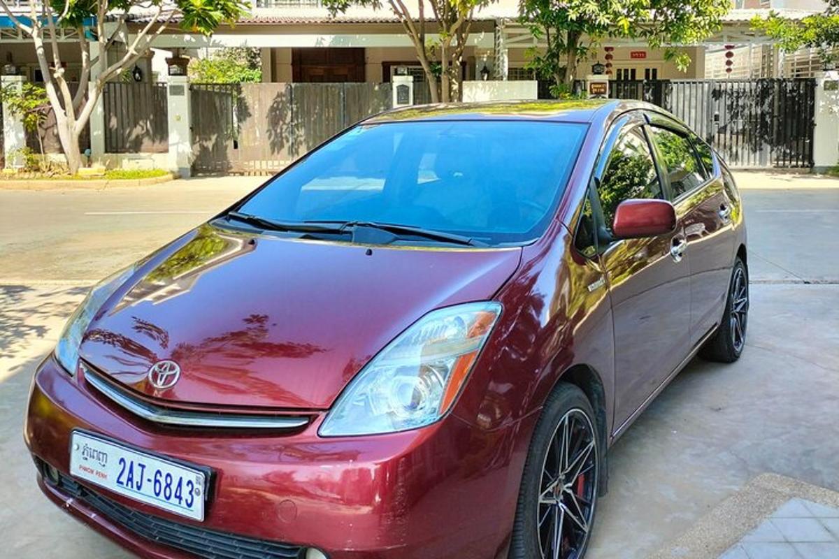 egy piros autó parkolt a parkolóban