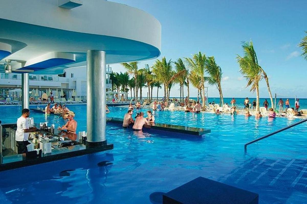 una piscina in un resort con persone in acqua