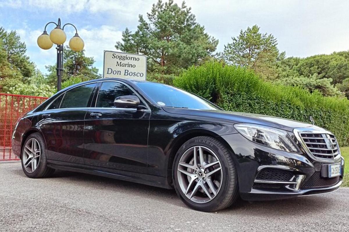 černé auto zaparkované před značkou
