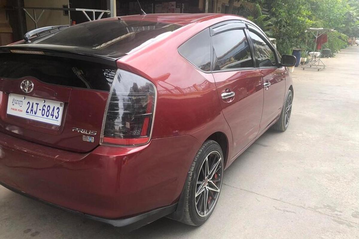 sebuah kereta merah diletakkan di garaj