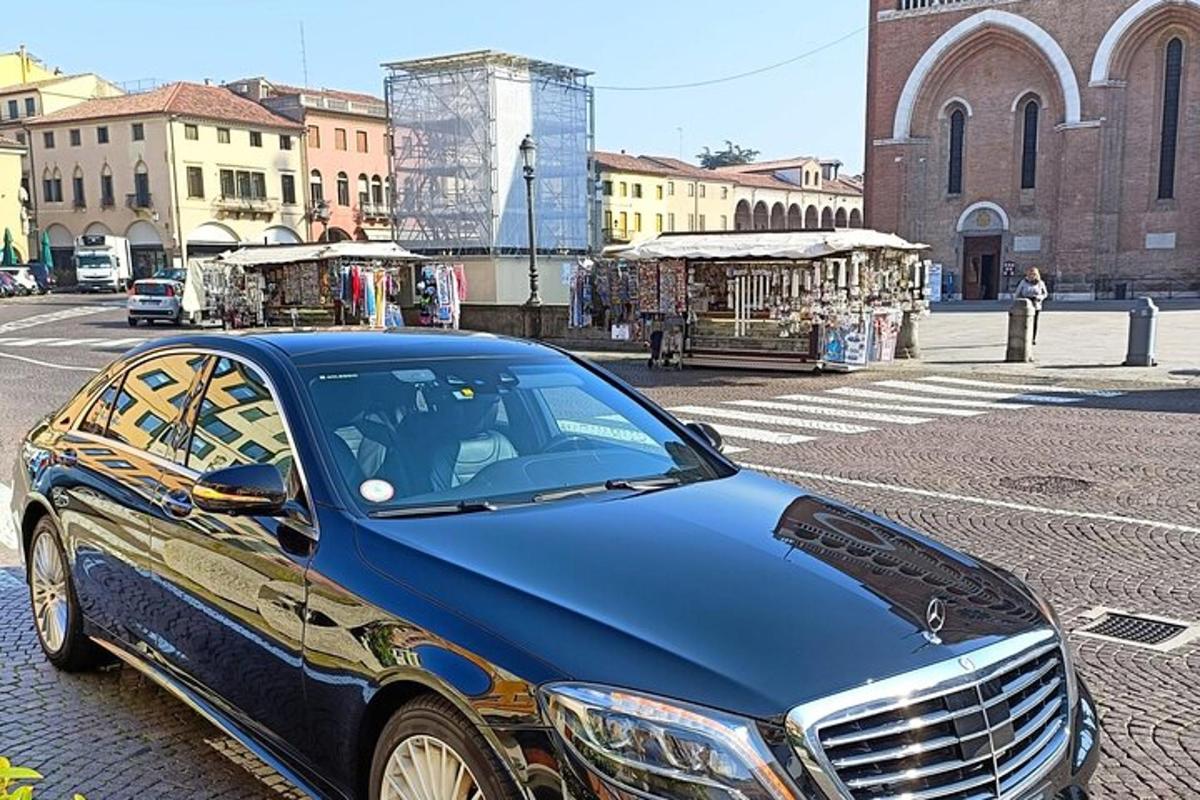 linnatänaval pargitud sinine auto