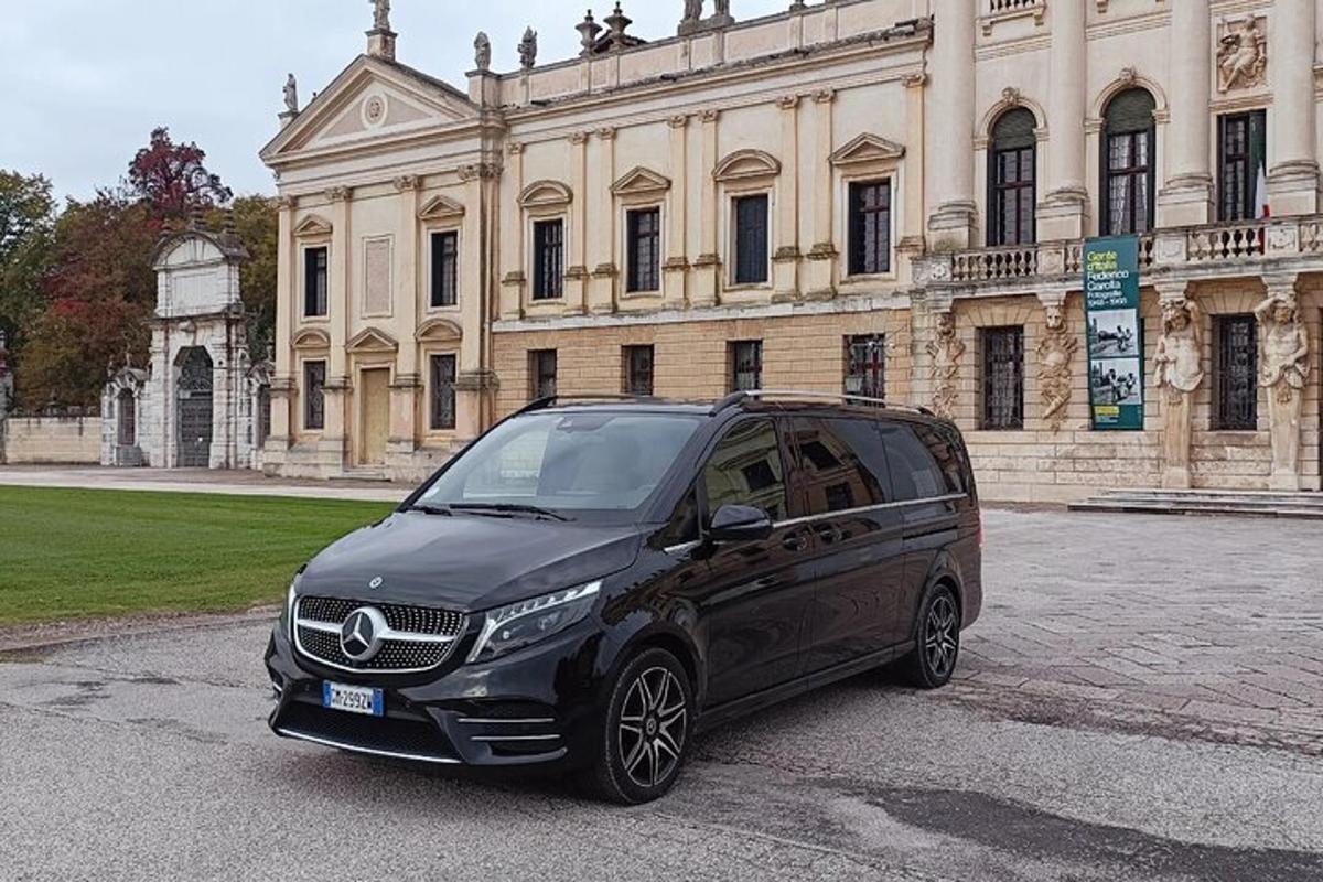 černé auto zaparkované před budovou
