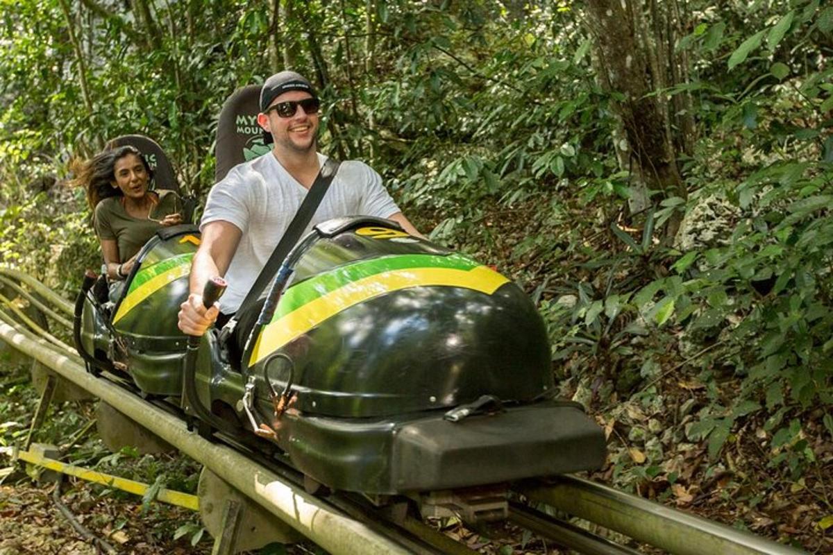 Un hombre viaja en un tren de juguete
