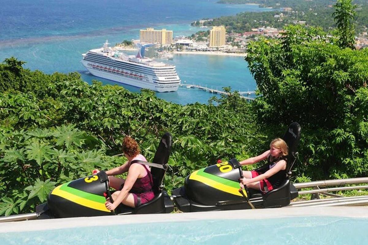 Dos mujeres viajan en un bote inflable