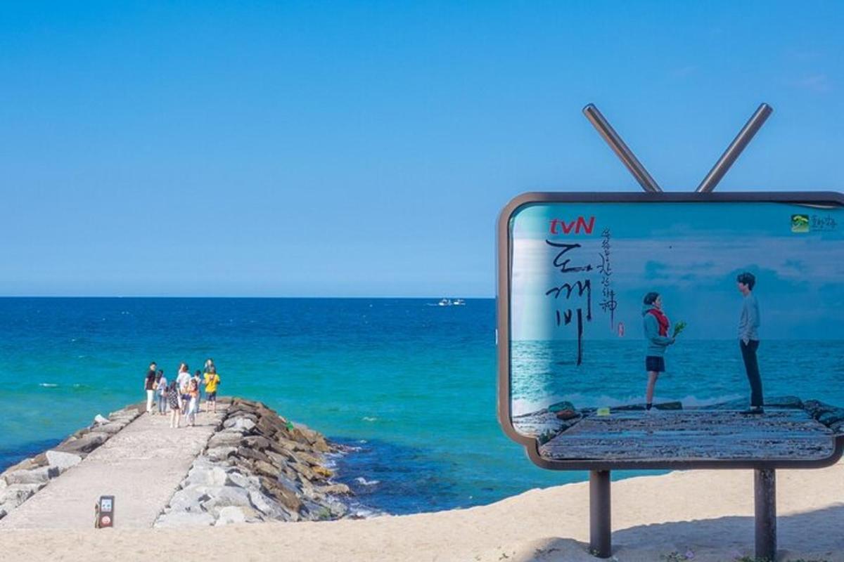 uno specchio sulla spiaggia con persone in acqua