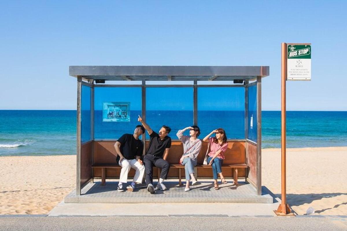 un gruppo di persone sedute su una panchina in spiaggia