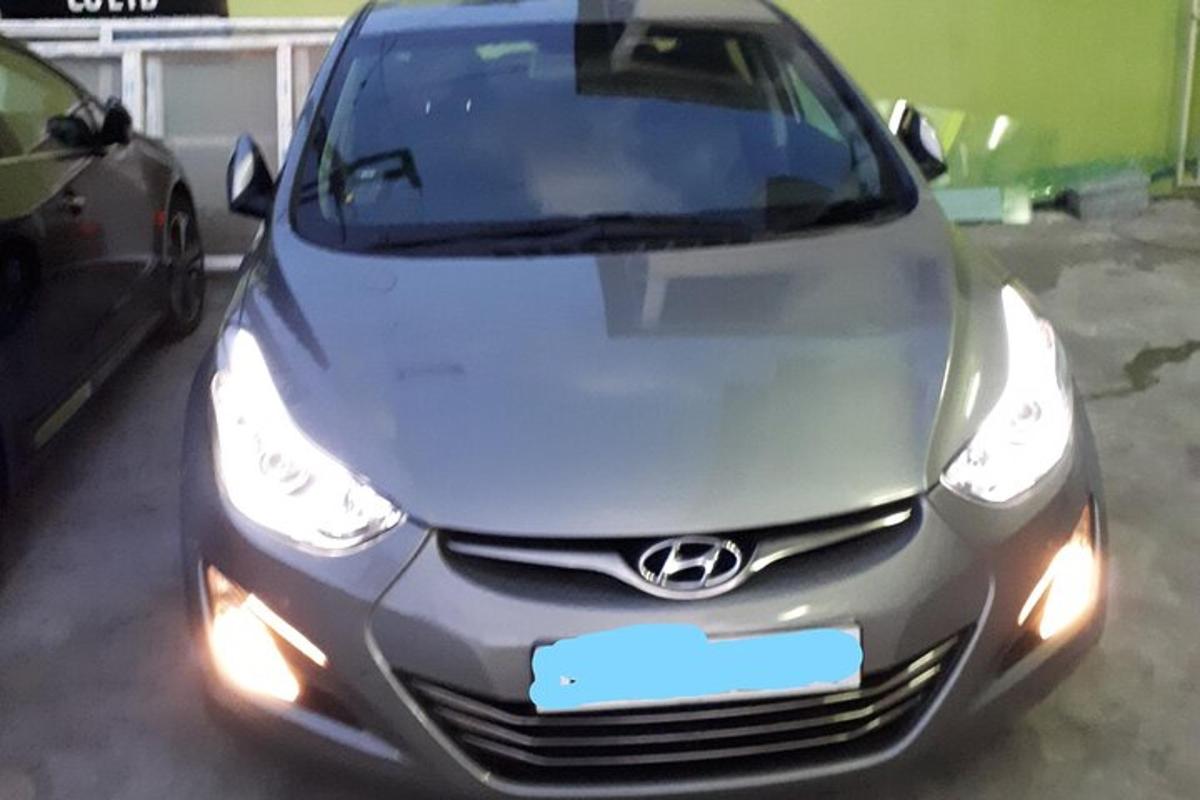 un'auto argentata parcheggiata in un parcheggio