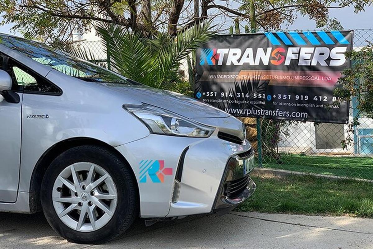 білий автомобіль, припаркований перед знаком