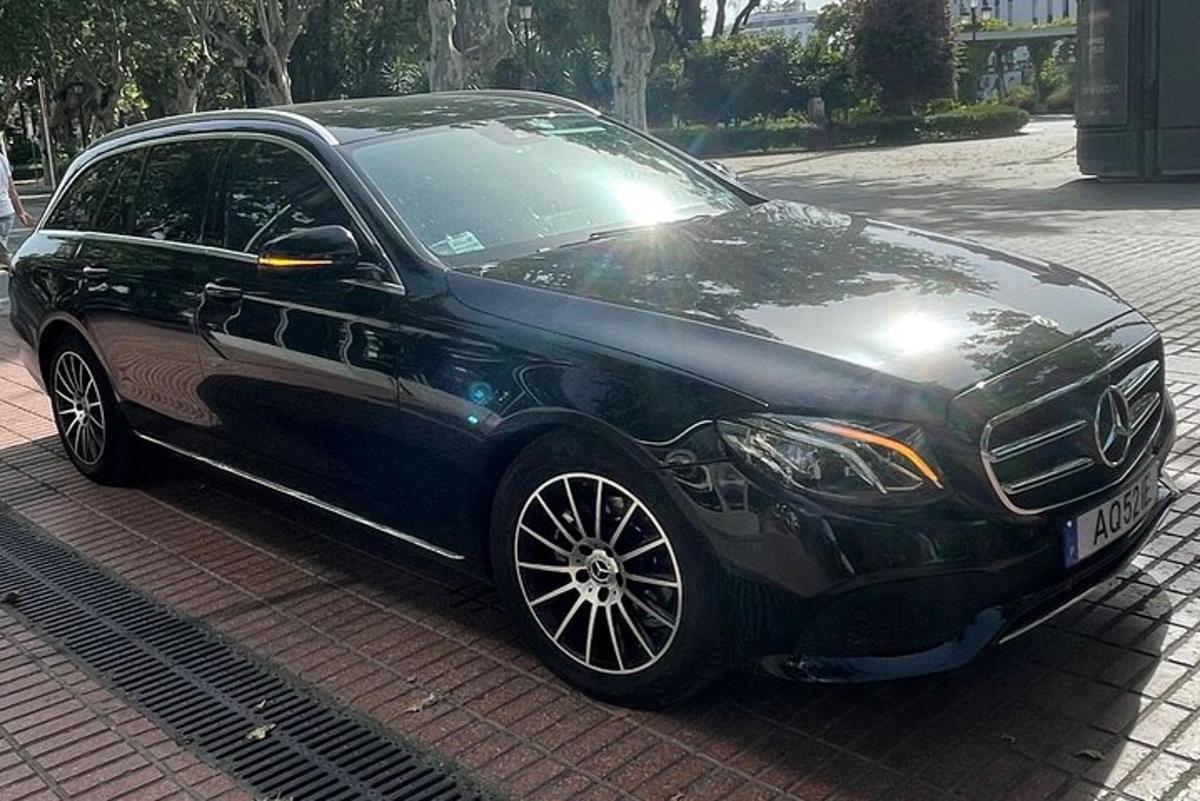 um carro preto está estacionado em uma rua