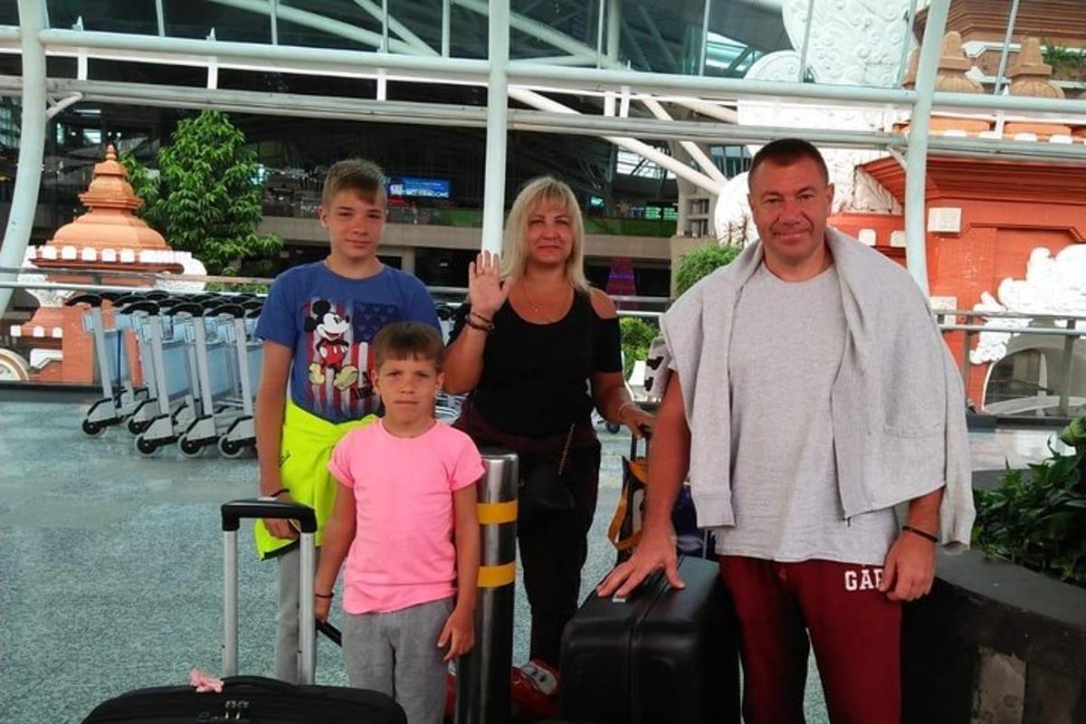 Una familia posando para una foto en un aeropuerto.