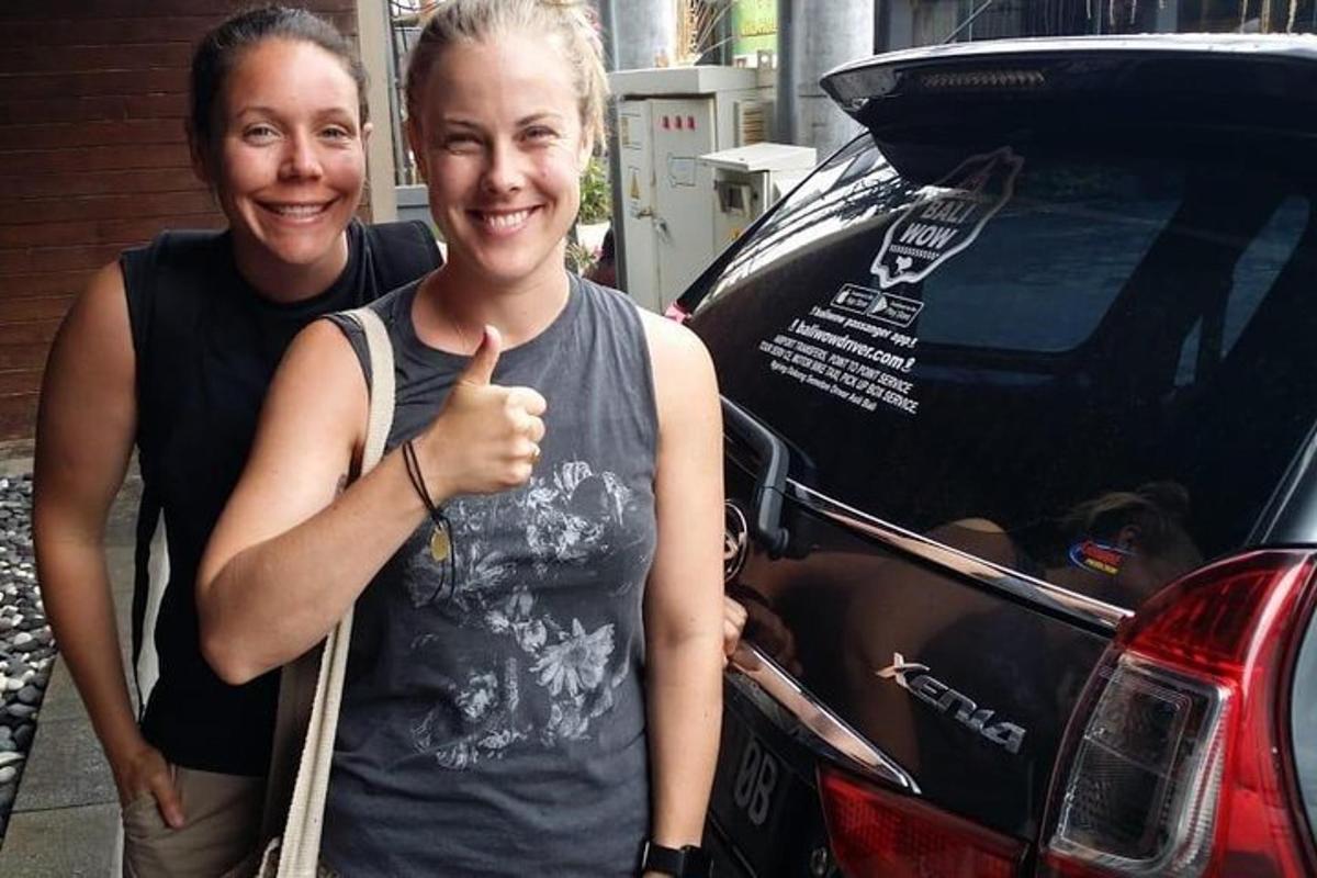 seorang wanita memberikan ibu jari di sebelah kereta