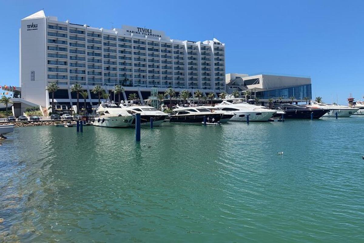 een jachthaven met boten in het water met een gebouw