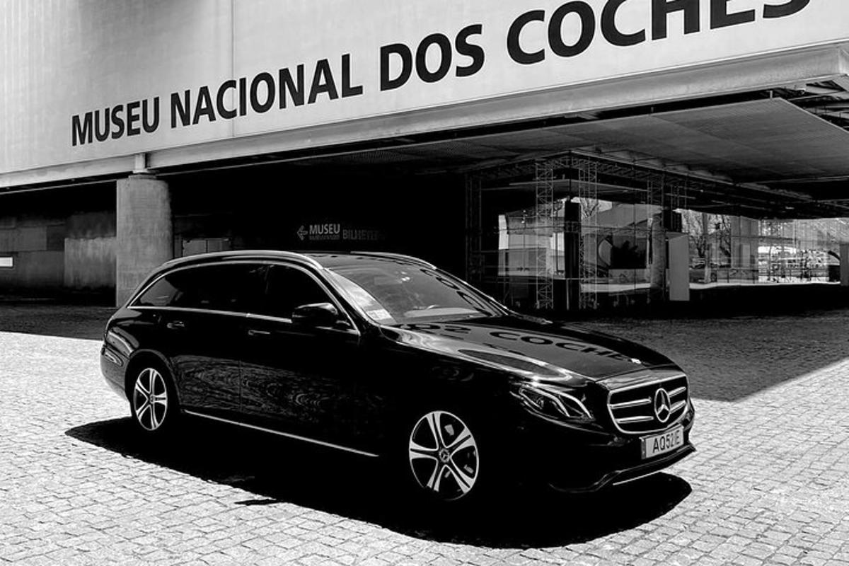 um carro preto estacionado em frente a um prédio