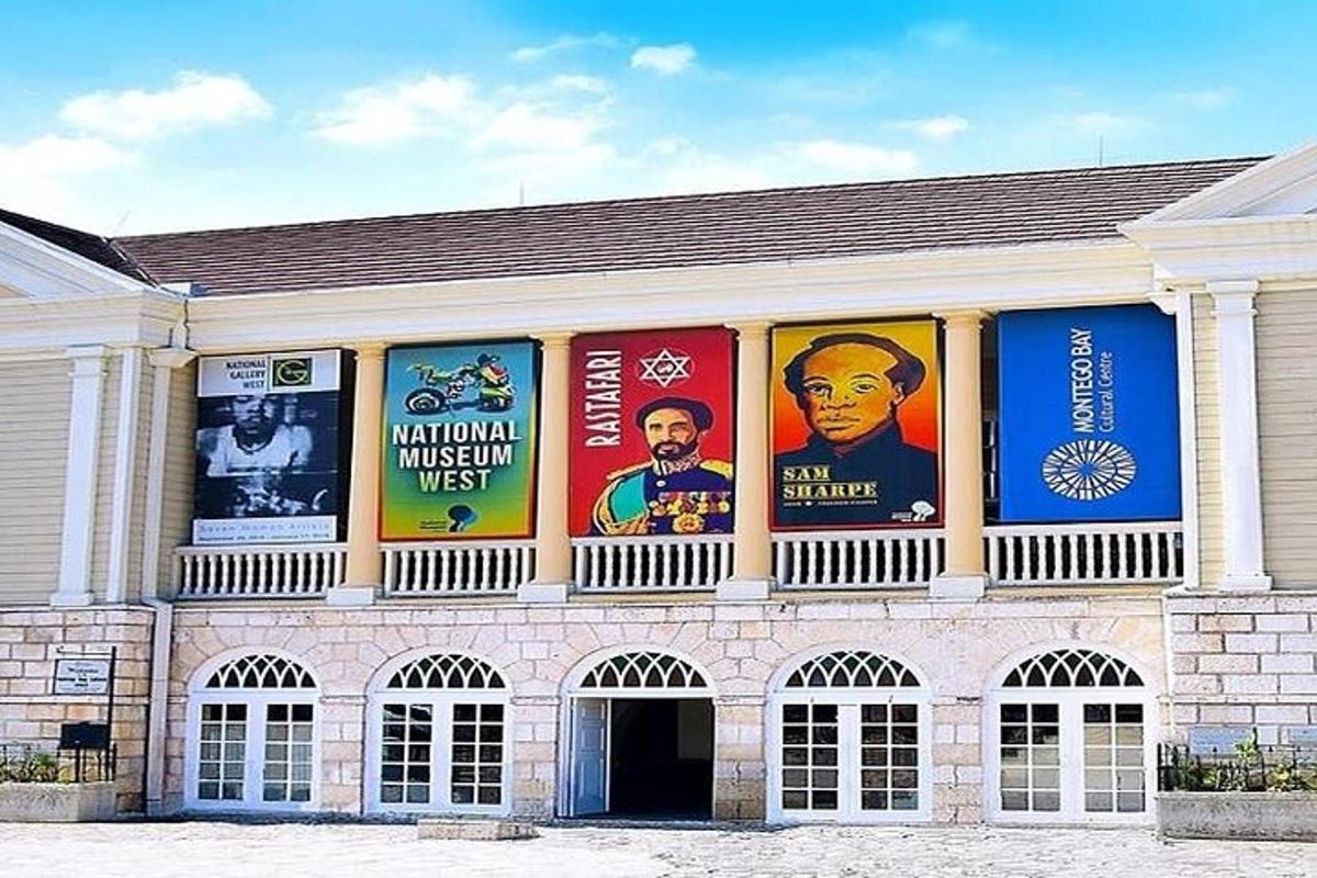 Un edificio con carteles en el costado.