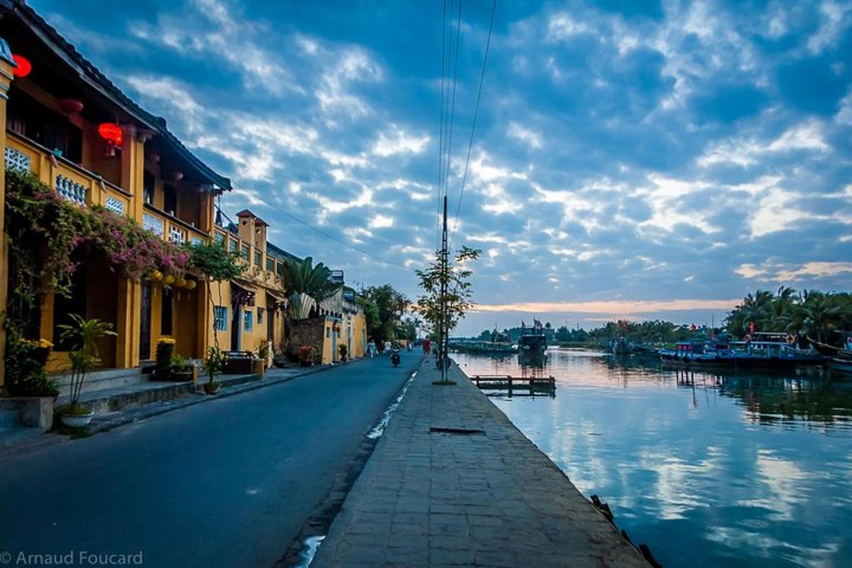 jalan bandar dengan sungai dan bangunan di tepinya