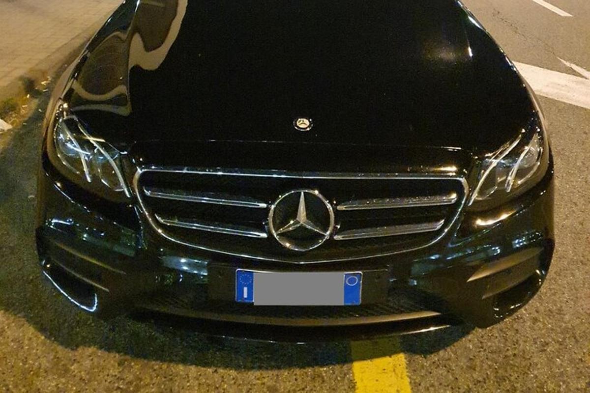 un'auto Mercedes Benz parcheggiata in un parcheggio