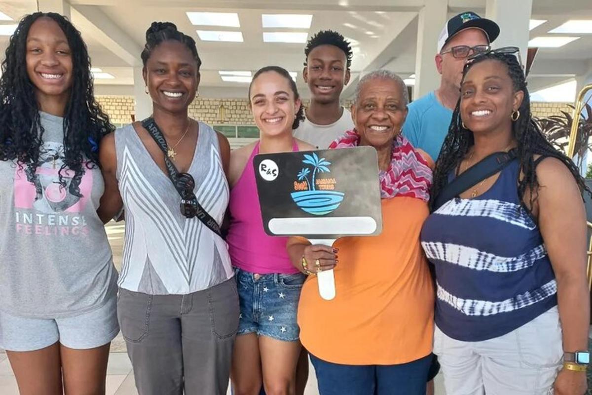 un gruppo di persone che posano per una foto con un computer portatile