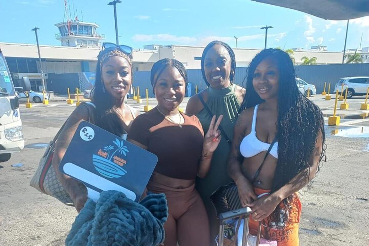 un gruppo di quattro donne che posano per una foto