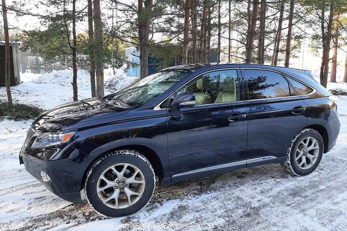 un'auto blu è parcheggiata nella neve
