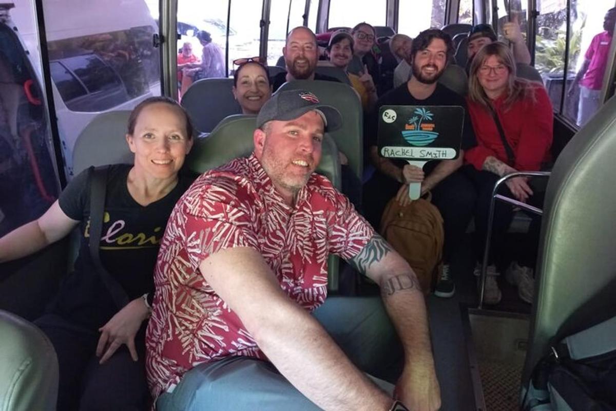 un gruppo di persone sedute su un autobus