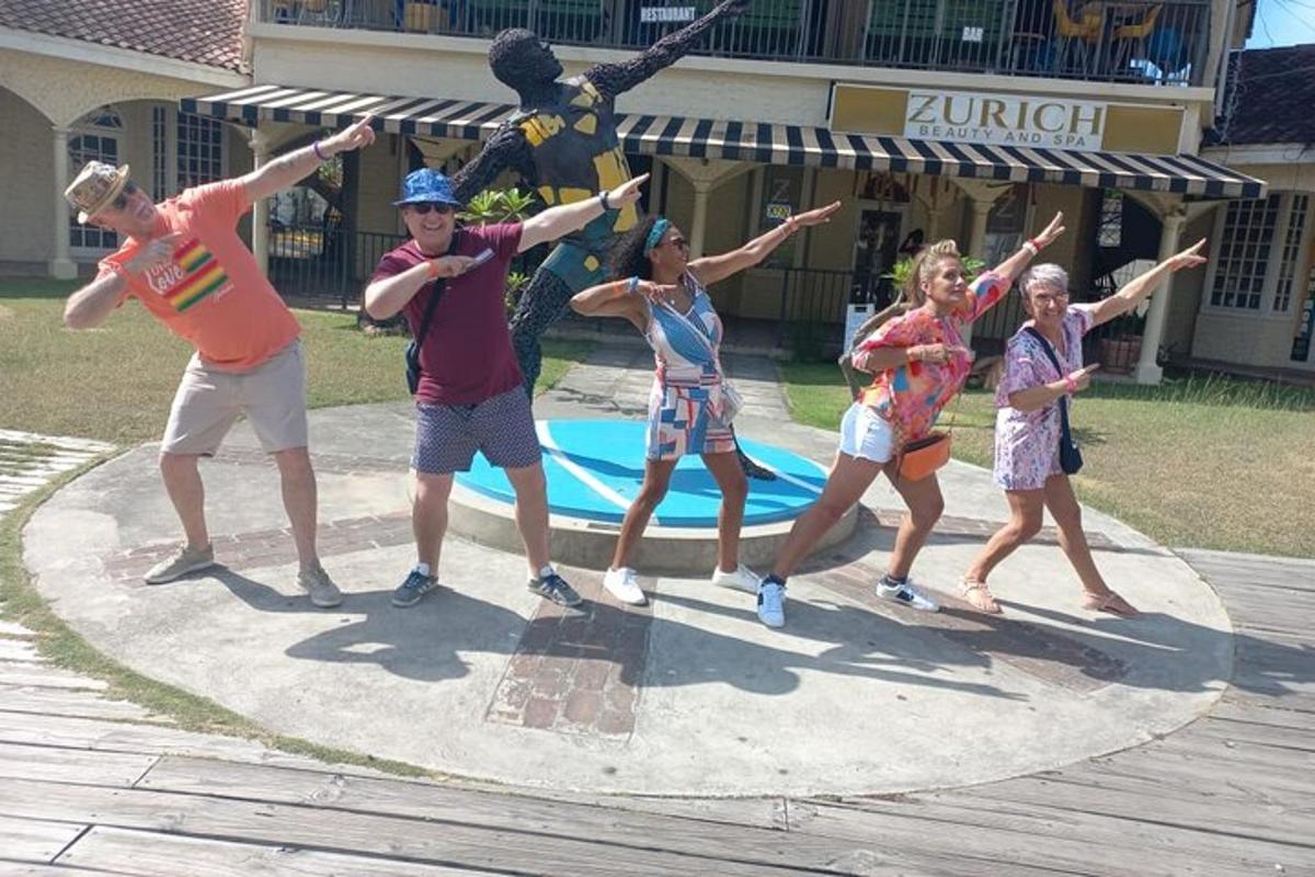 un gruppo di persone in piedi su un trampolino