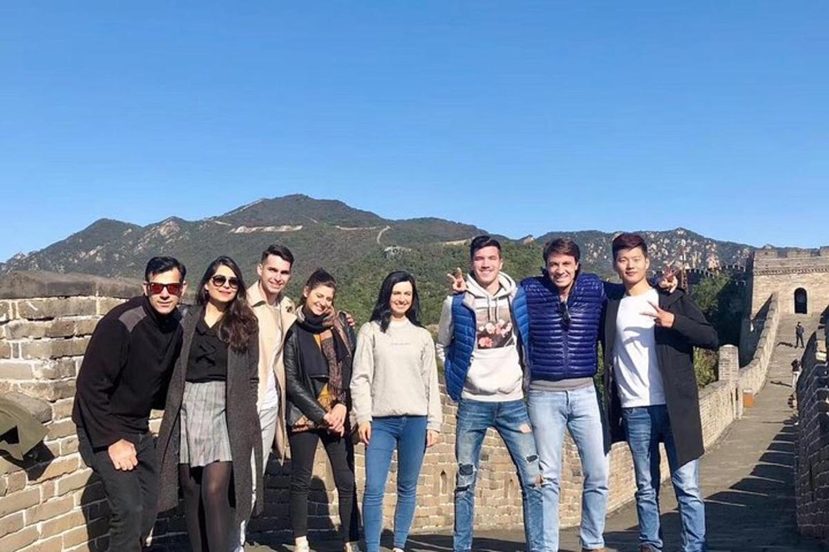 um grupo de pessoas em pé na grande muralha