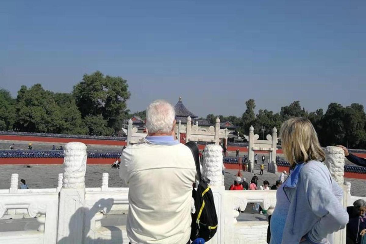 moški in ženska stojita na vrhu mostu