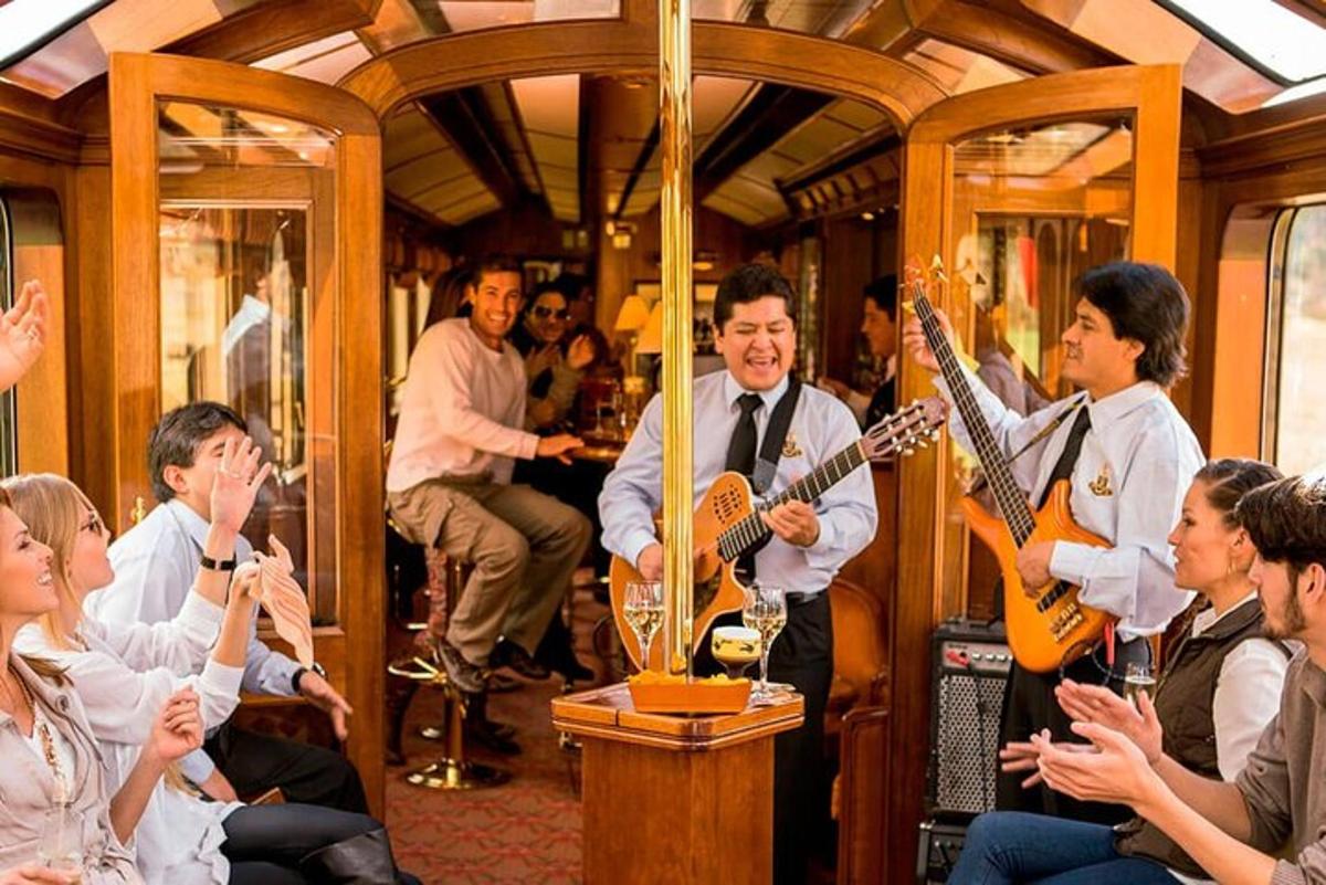 un gruppo di persone su un treno che suonano la chitarra
