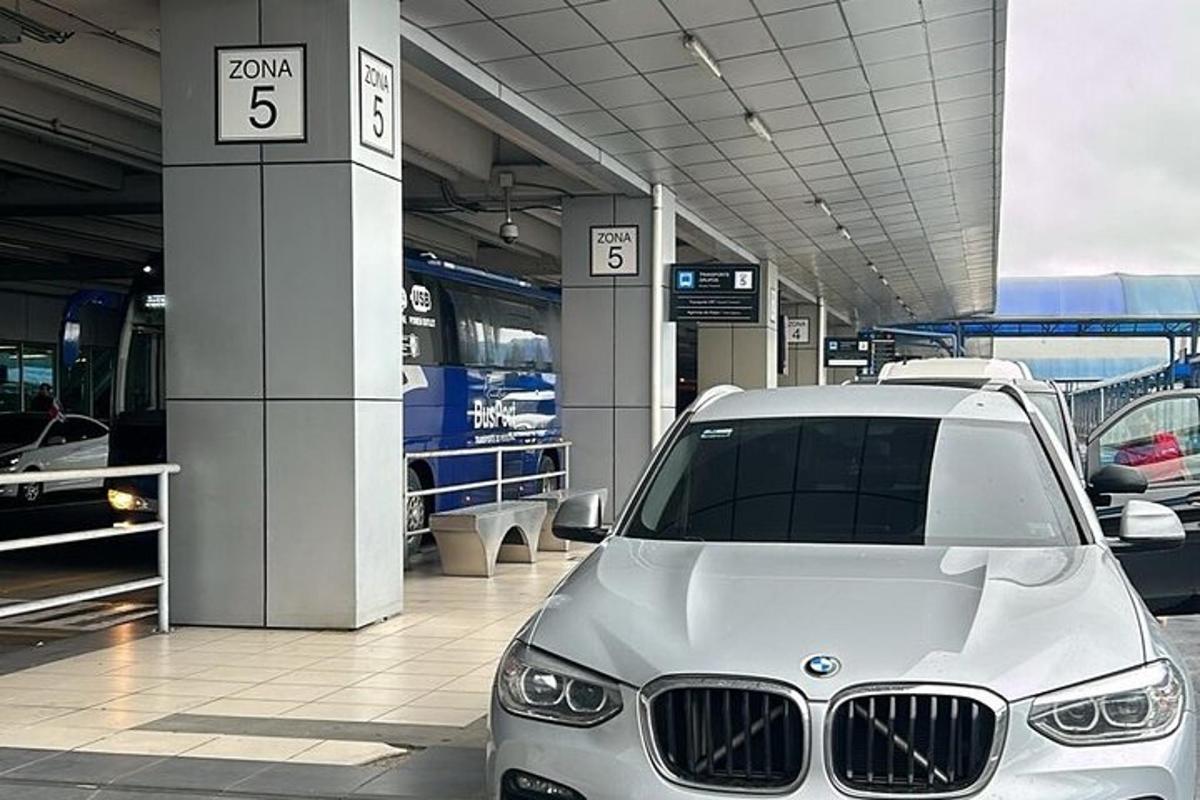 bílé auto zaparkované vedle vlakového nádraží