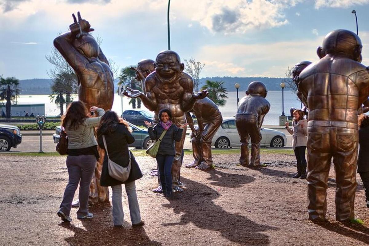 um grupo de pessoas em pé em frente a uma estátua