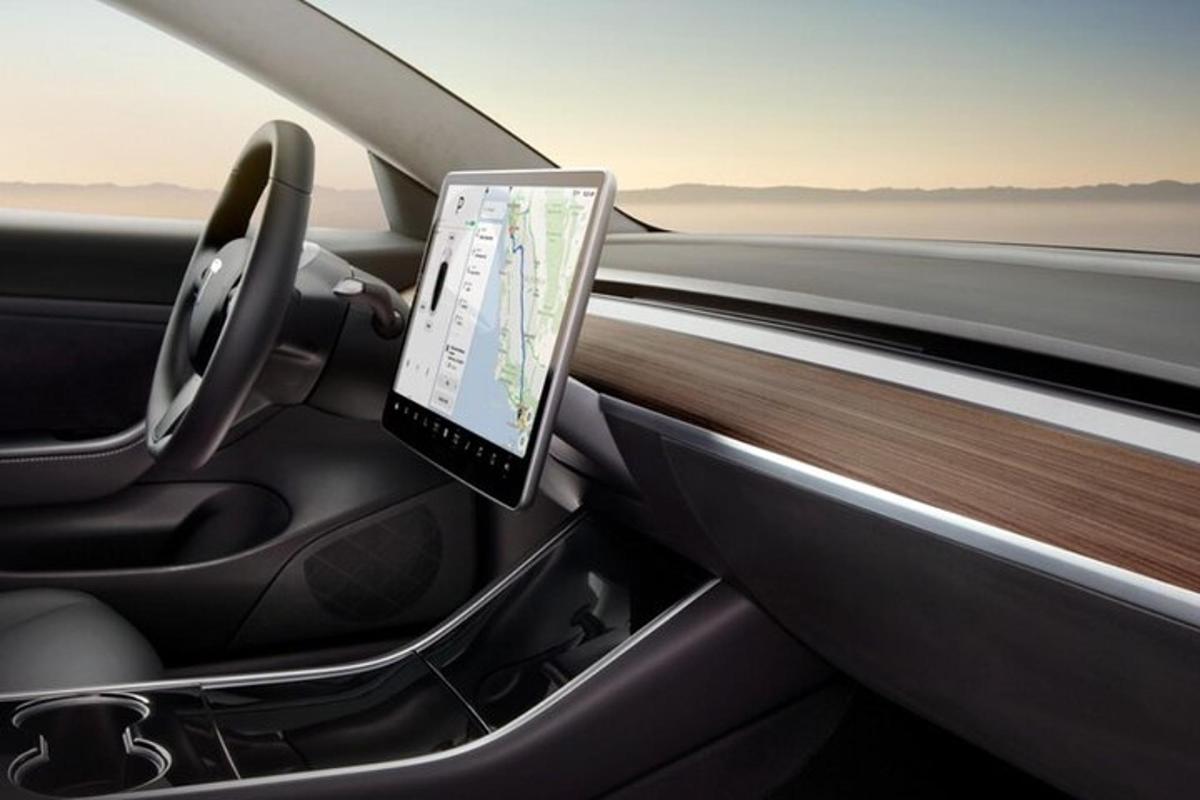 um tablet no banco do motorista de um carro
