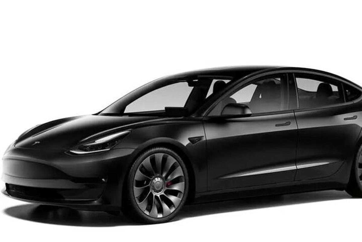 um carro tesla preto em um fundo branco