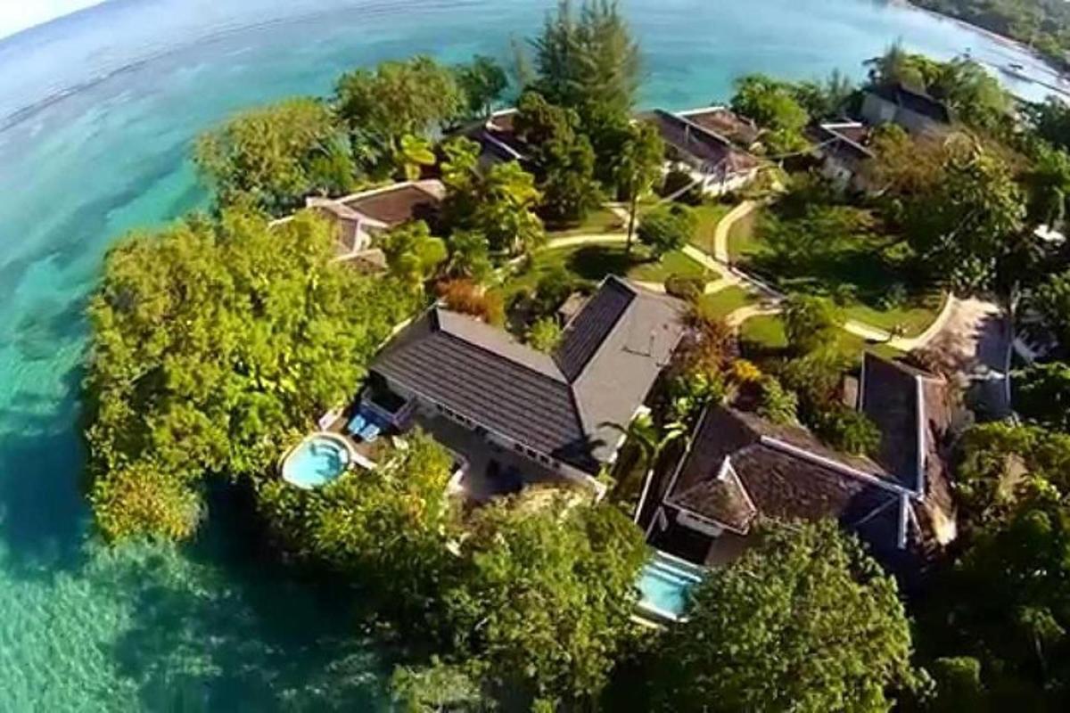 pemandangan udara sebuah rumah di sebuah pulau di dalam air