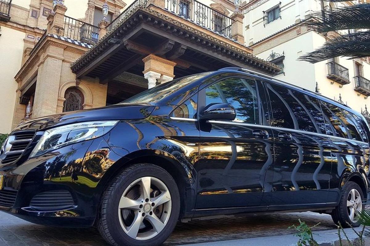 un'auto nera parcheggiata davanti a un edificio