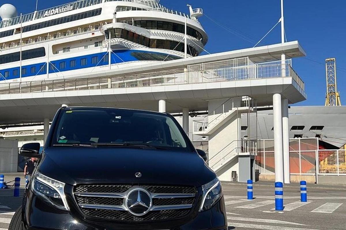 kruiisilaeva ette pargitud Mercedese kaubik