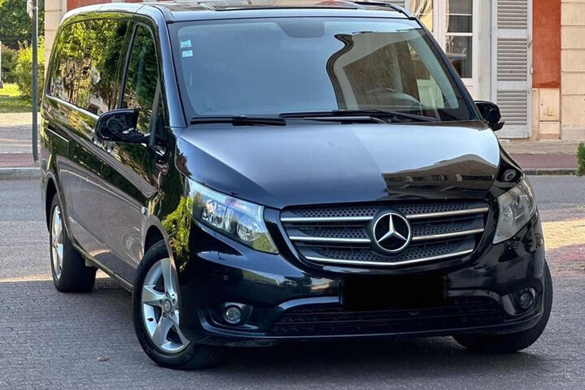 sebuah van mercedes benz diletakkan di sebatang jalan