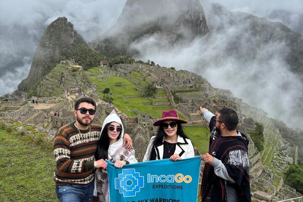 un groupe de personnes tenant une pancarte devant une montagne