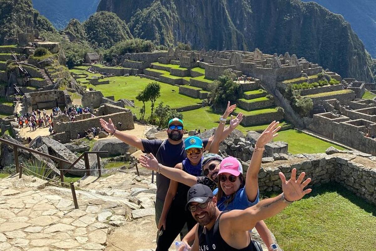 un gruppo di persone in piedi davanti a delle rovine