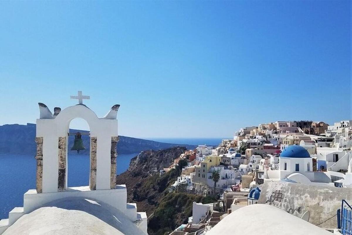 Una vista de un pueblo en una colina con una cruz.